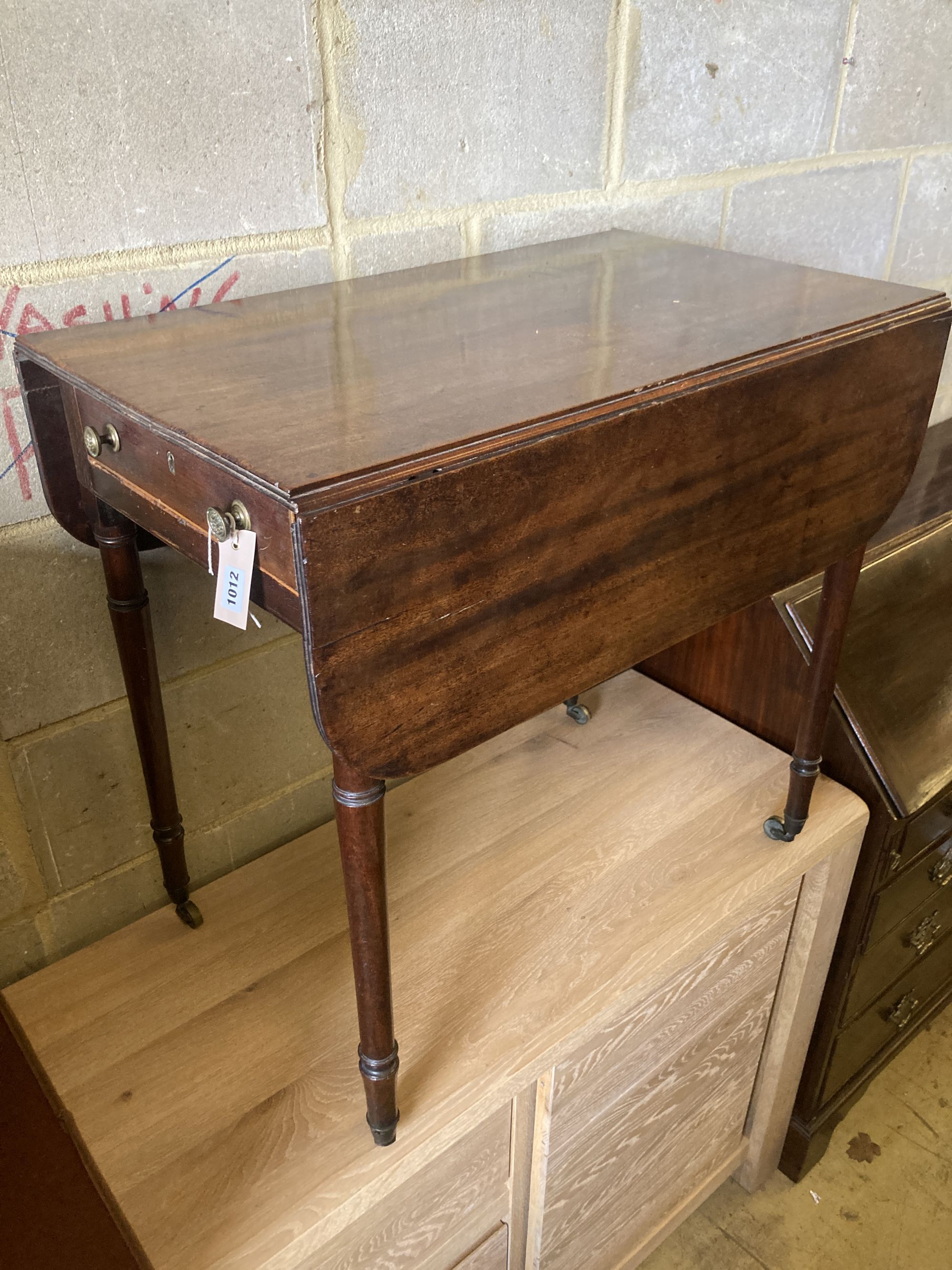 A Regency mahogany Pembroke table, width 76cm, depth 46cm, height 71cm